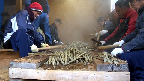 The day before the feast, men prepare the burdock dishes
