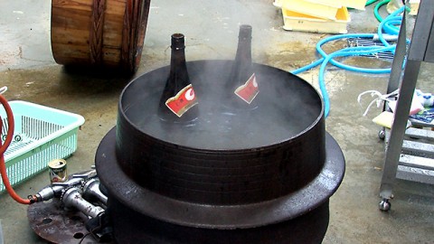  Outside the house which the feast is holding, whole 1.8 litter bottles of sake were boldly heating