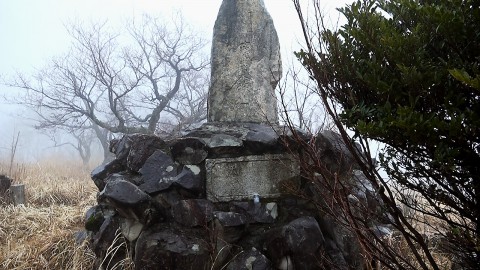 高須山頂、鷹巣城址の石碑