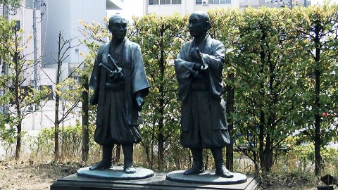 The bronze statues of Kimimasa Yuri and Shonan Yokoi