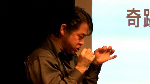 Kimuyan giving lecture using fluent sign language 
