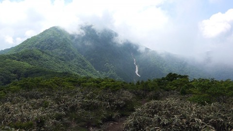 The view of Mt. Arashimadake from the summit of Mt. Small Arashimadake