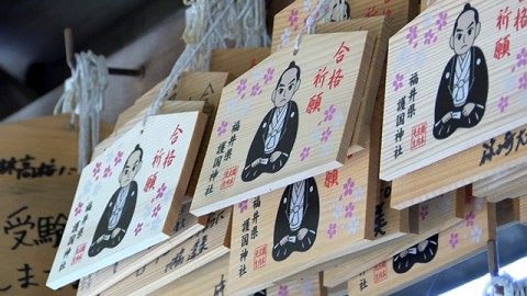 There are many wooden votive tablets hung in front of the hall of worship to offer prayers for passing entrance exams. 
