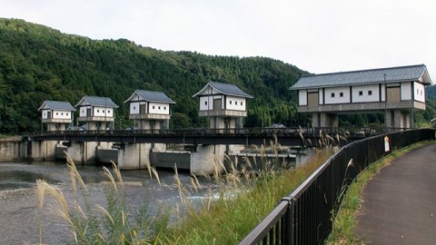 青木蘭麝堂の近くにある足羽川頭首工