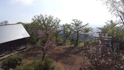 鬼ヶ岳山頂、大虫神社と休憩小屋