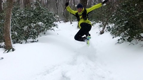 雪の里山トレイルでジャンプ