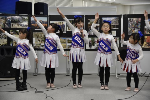 Kids cheer dancers showed us sign language
