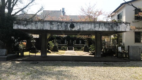 The grave of Sanai Hashimoto