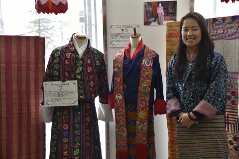 ブータンの民族衣装、ゴとキラの前で笑顔の、ブータンミュージアムのイメージーガール、ソナム･チョキさん