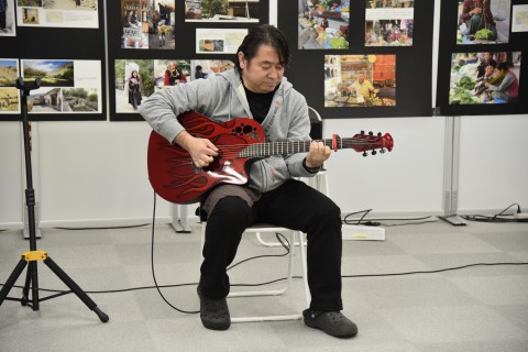 Kimuyan who is a deaf guitarist