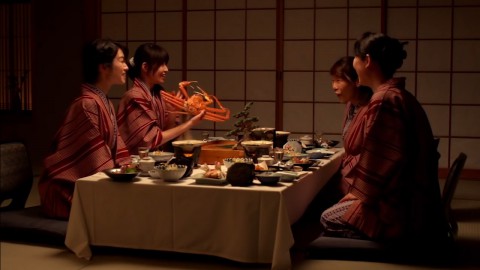 four women look excited to see a large Echizen Crab