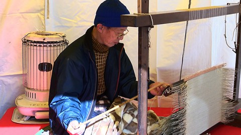  A master of the village, weaving rush mats