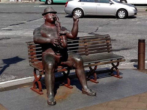 いわき湯本駅前の彫刻　サックス奏者