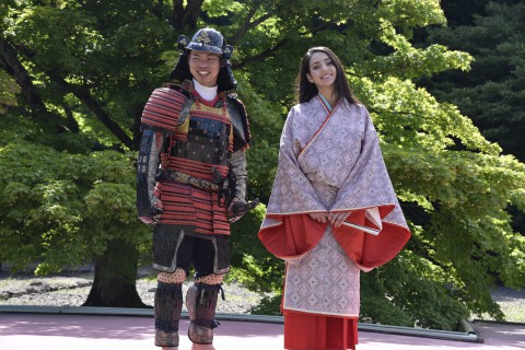 Mr.Takama and Julia are standing on the street with their armor and kimono