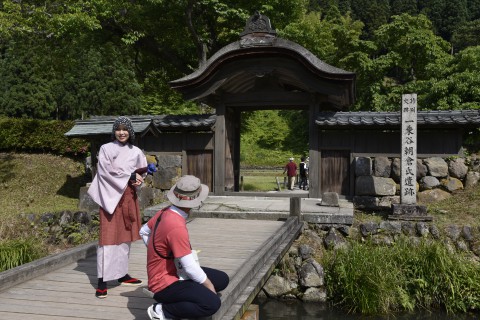 髙間さんと案内人の女性　　唐門前の橋にて