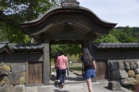 walking into Karamon gate