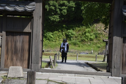 唐門の先に見える不思議な男性