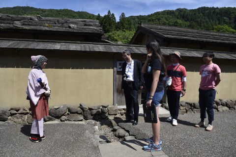 一行が朝倉氏遺跡の復元された街にいる