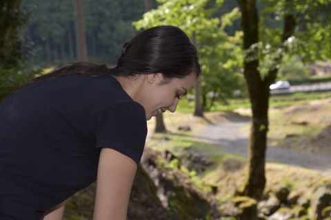 ジュリアが諏訪館跡庭園で景色を覗き込んでいる