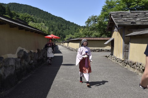 笑顔で案内をしてくれた着物姿の女性　満面の笑顔