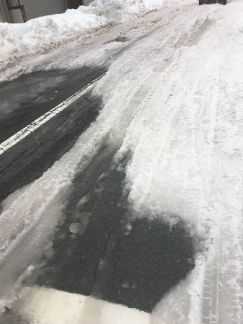 2月10日の福井市、田原町の道路、雪道がえぐられてデコボコ道になっている