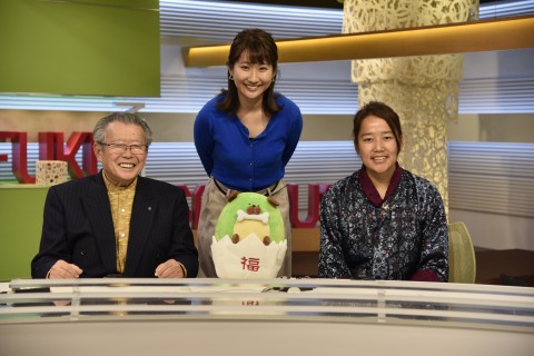 女性アナウンサー、もりしたえりかさん、野坂元理事長、ソナムさんの3人で記念撮影。笑顔でアナウンサー席に座っている