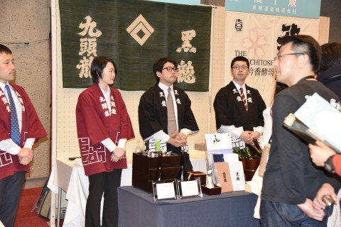 人気日本酒ブースの前には長蛇の列ができた