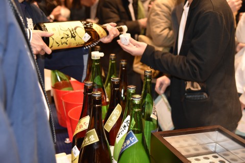 the sake was poured into the visitors’ cups one after another