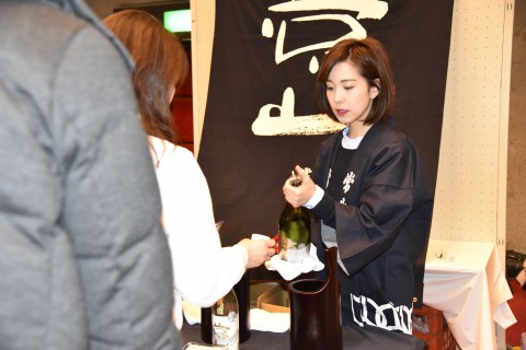 日本酒を注ぐ女性