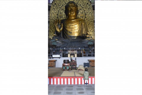 Mr. Ugyen Dorji's son who is only two years old is praying in front of Echizen Great Buddha of Seidai-ji Temple