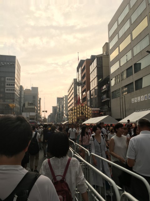 7月15日2017年夕方の京都の四条通りと烏丸通り、歩行者天国になった
