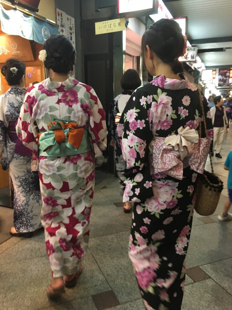 7月15日2017年撮影、京都祇園の夜道、浴衣着ている女性2人歩いている
