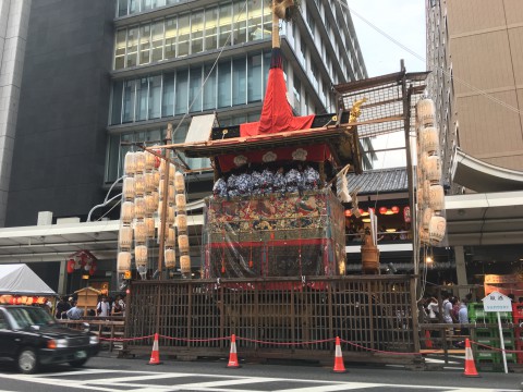 7月16日2017年の京都の昼の様子、山鉾が次の日のために止まっている