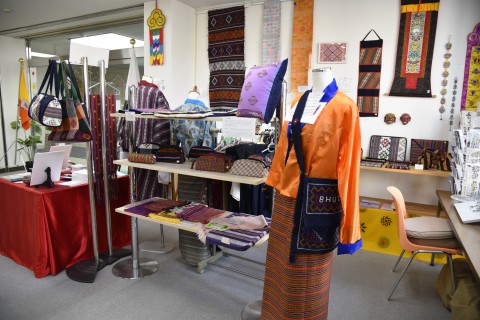 ブータンの衣装や小物、財布などが買えるお買い物コーナー
