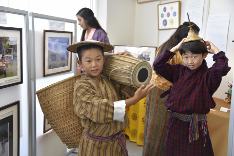 ブータンの衣装を着て嬉しそうにポーズをとる日本の小学生２名