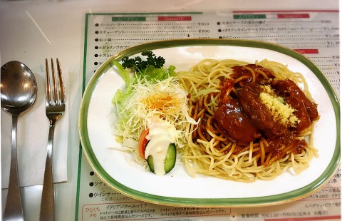 lunch set comes with spaghetti, meat sauce, fried shrimp and sausages and salad