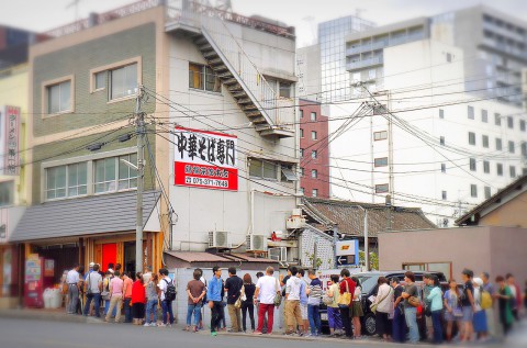 a long line in front of the ramen noodle shop, Shinpuku Saikan