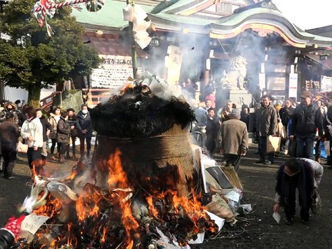 Sagicho bon fire at Shinmei Shrine神明神社の左義長